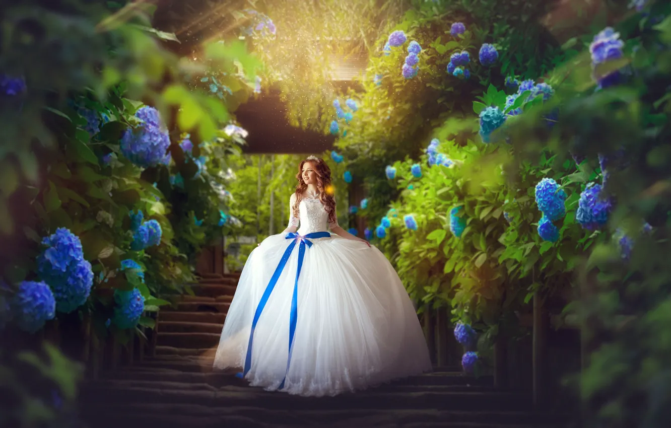 Фото обои девушка, цветы, волосы, платье, лестница, свадебное, гортензия, Екатерина Скоробогатова