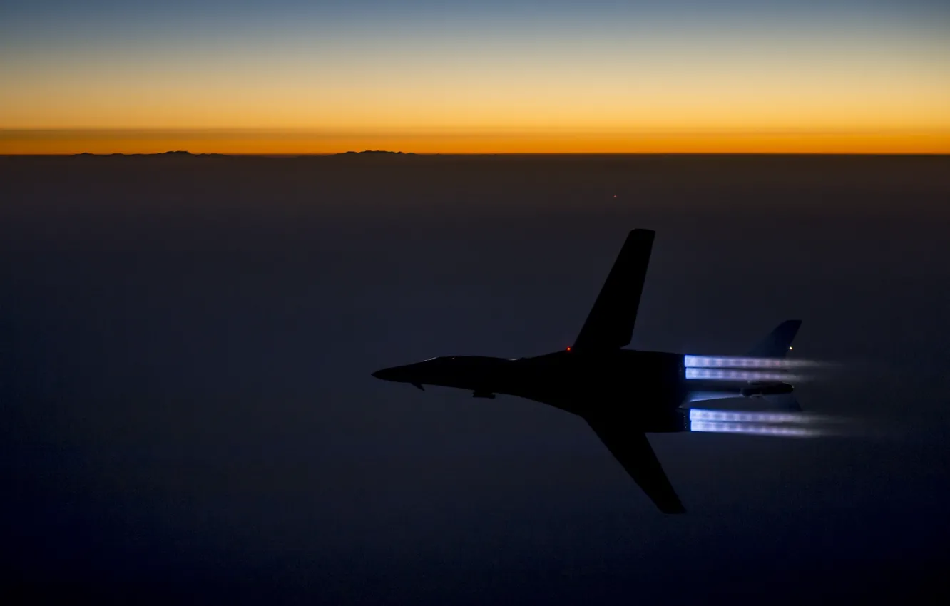 Фото обои облака, полет, закат, горы, огонь, горизонт, турбина, B-1B
