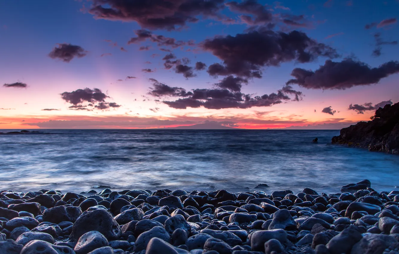 Фото обои море, небо, облака, камни, рассвет, берег