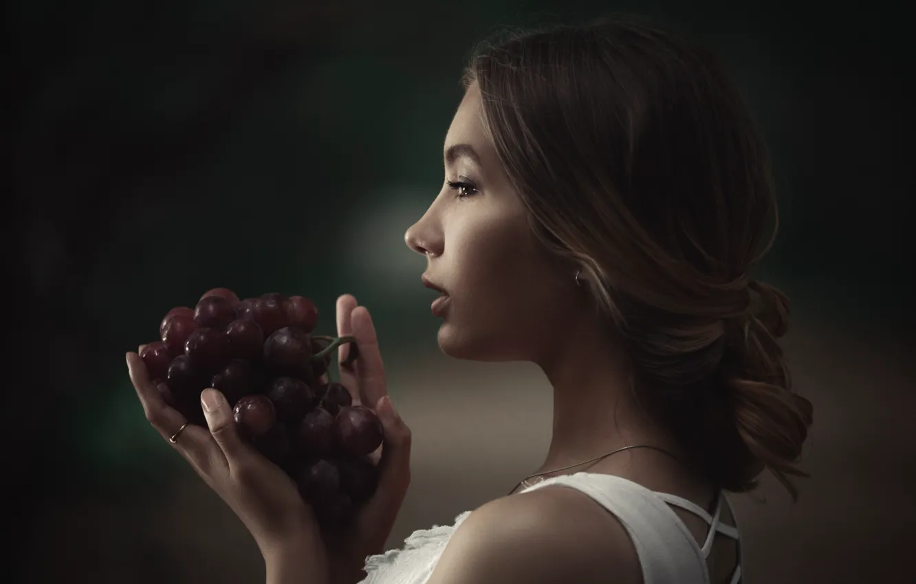 Фото обои девушка, лицо, фон, портрет, руки, виноград, гроздь, профиль