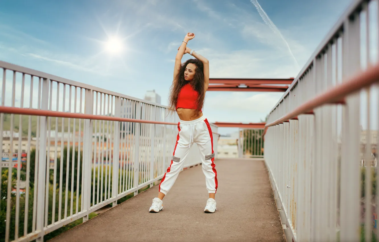 Фото обои girl, sky, bridge, sun, brunet