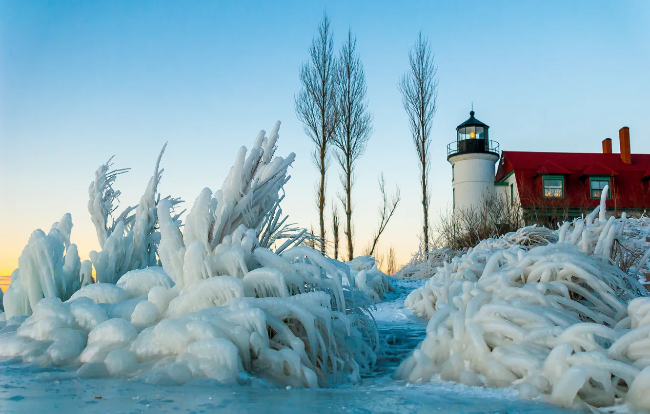 Фото обои лед, зима, небо, снег, дом, маяк, кусты