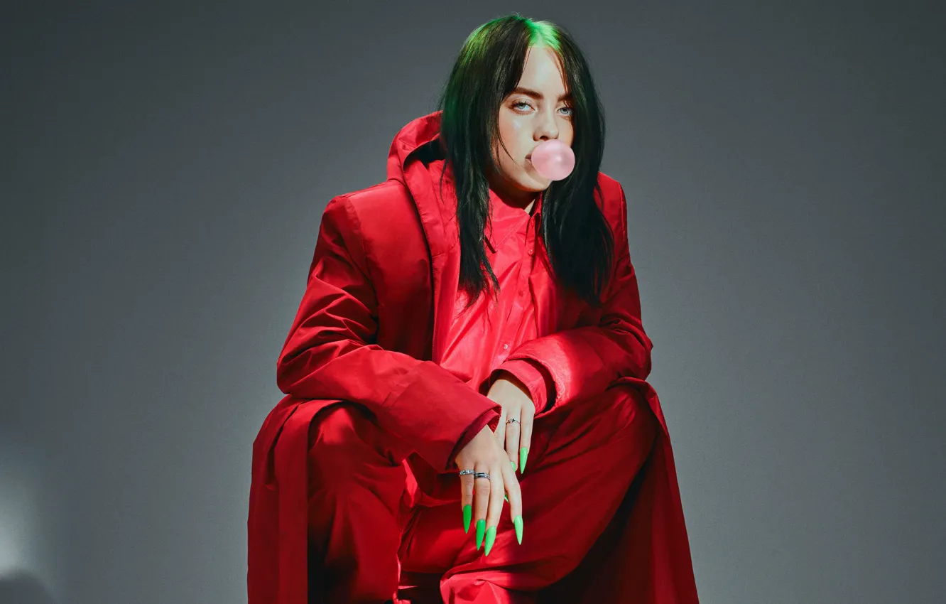 Фото обои шар, кольца, сидит, ногти, жвачка, Billie Eilish, Билли Айлиш