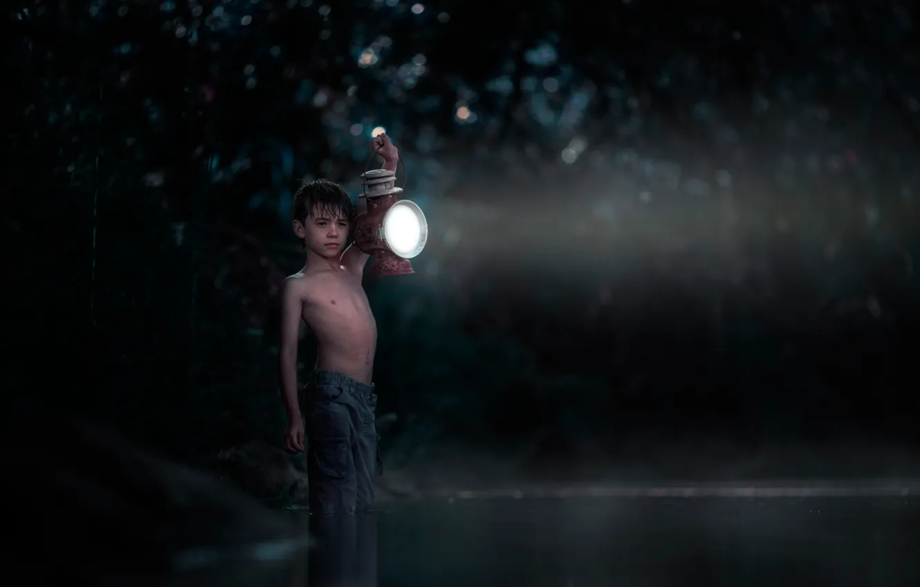 Фото обои мальчик, фонарь, в воде