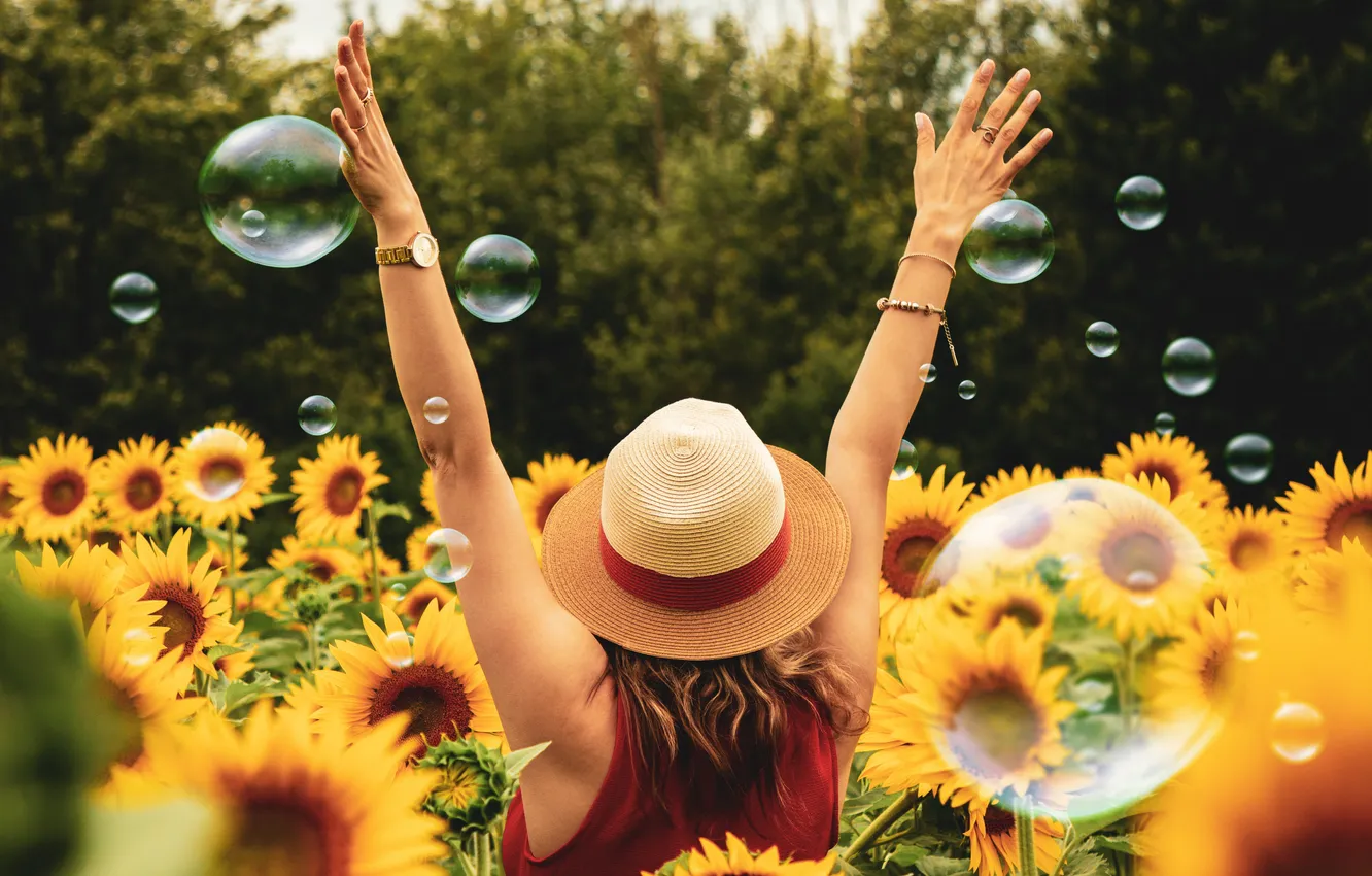 Фото обои woman, happiness, joy, sunflowers, soap bubbles