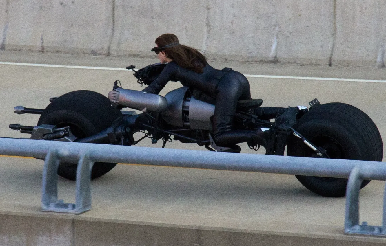 Фото обои batman, бэтмен, the dark knight rises, anne hathaway, женщина кошка