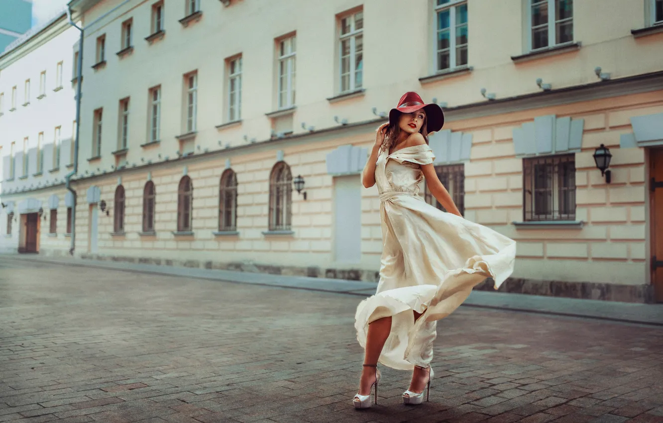 Фото обои девушка, город, платье, шляпка, Россия, lines