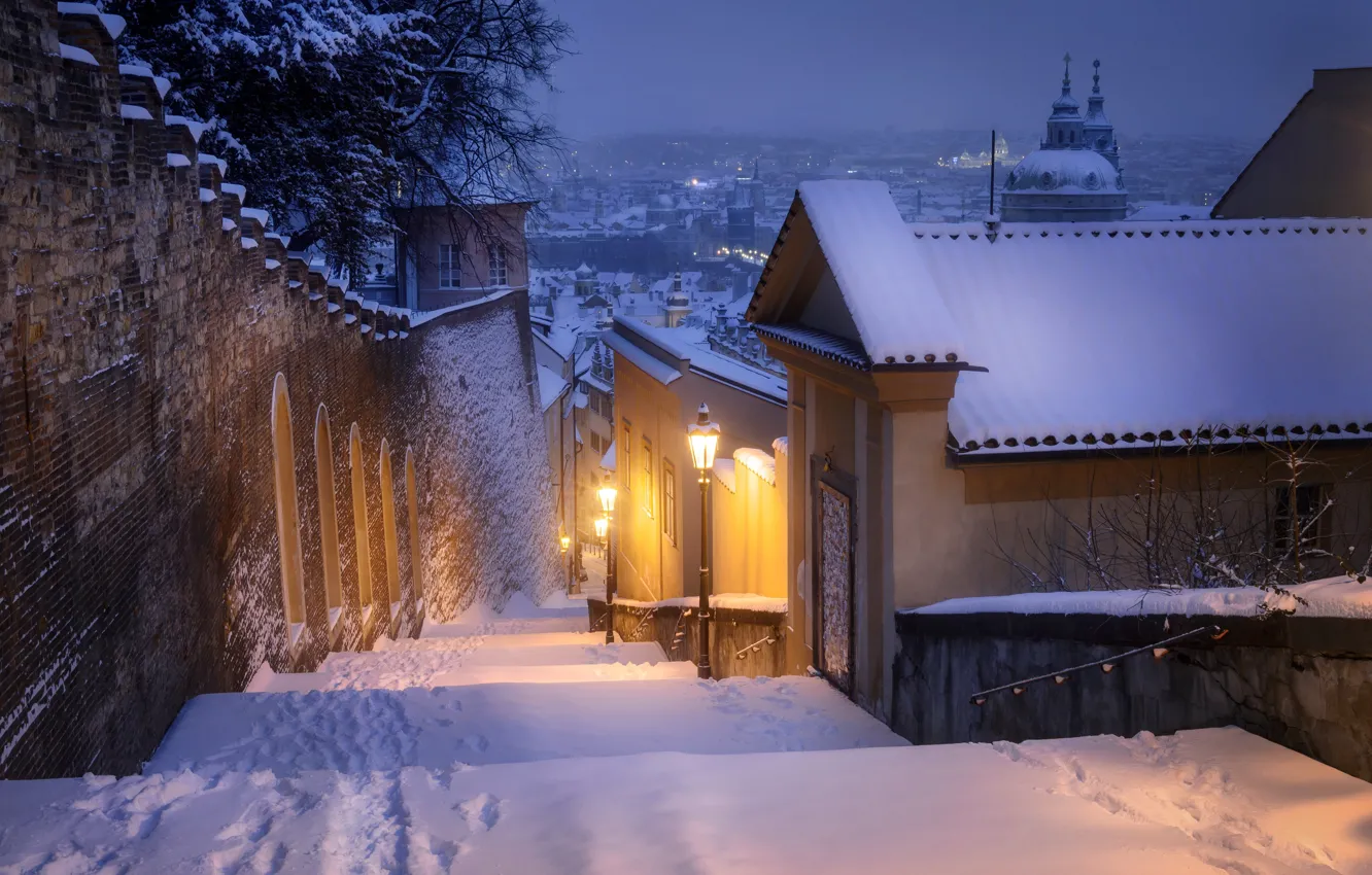 Фото обои зима, снег, город, улица, дома, вечер, Прага, освещение