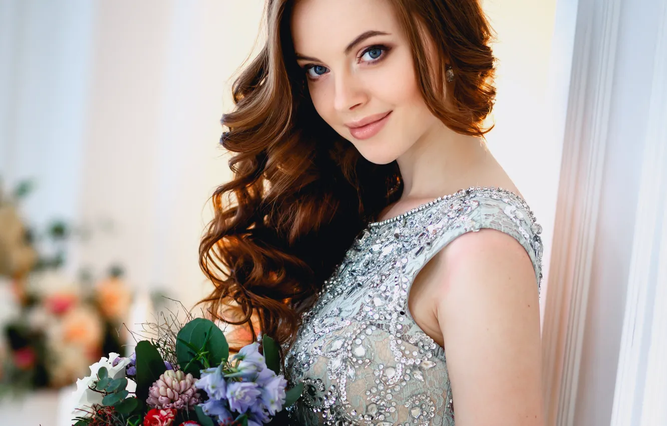 Фото обои взгляд, девушка, цветы, улыбка, фон, портрет, букет, макияж