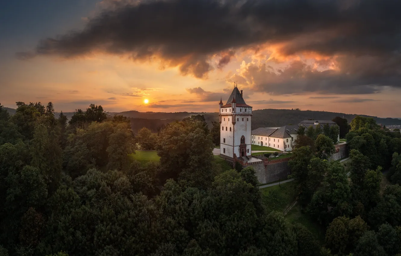 Фото обои лес, облака, закат, замок, холмы, вид, высота, даль
