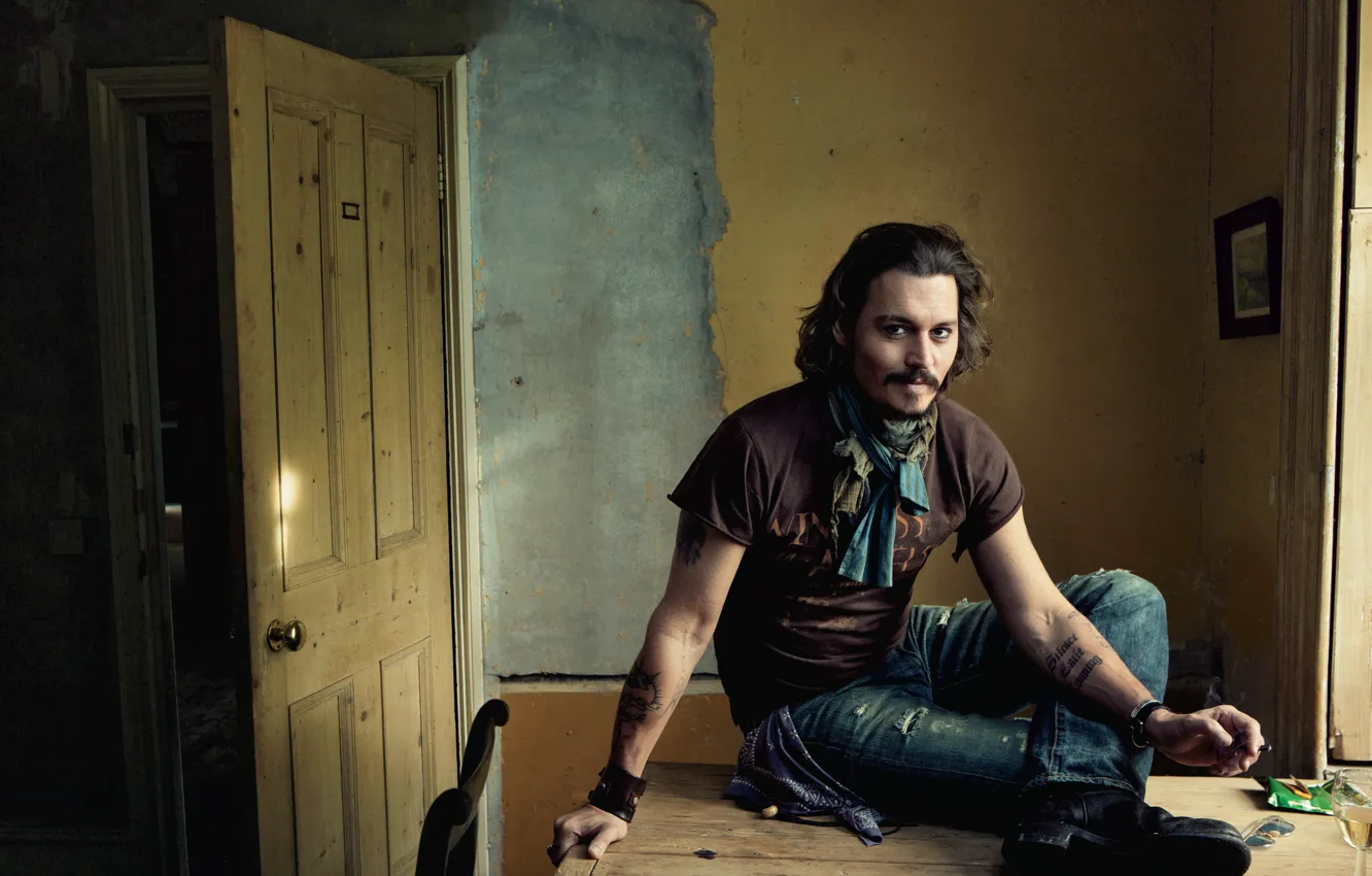 Фото обои улыбка, стол, комната, стена, Johnny Depp, бокал, джинсы, дверь