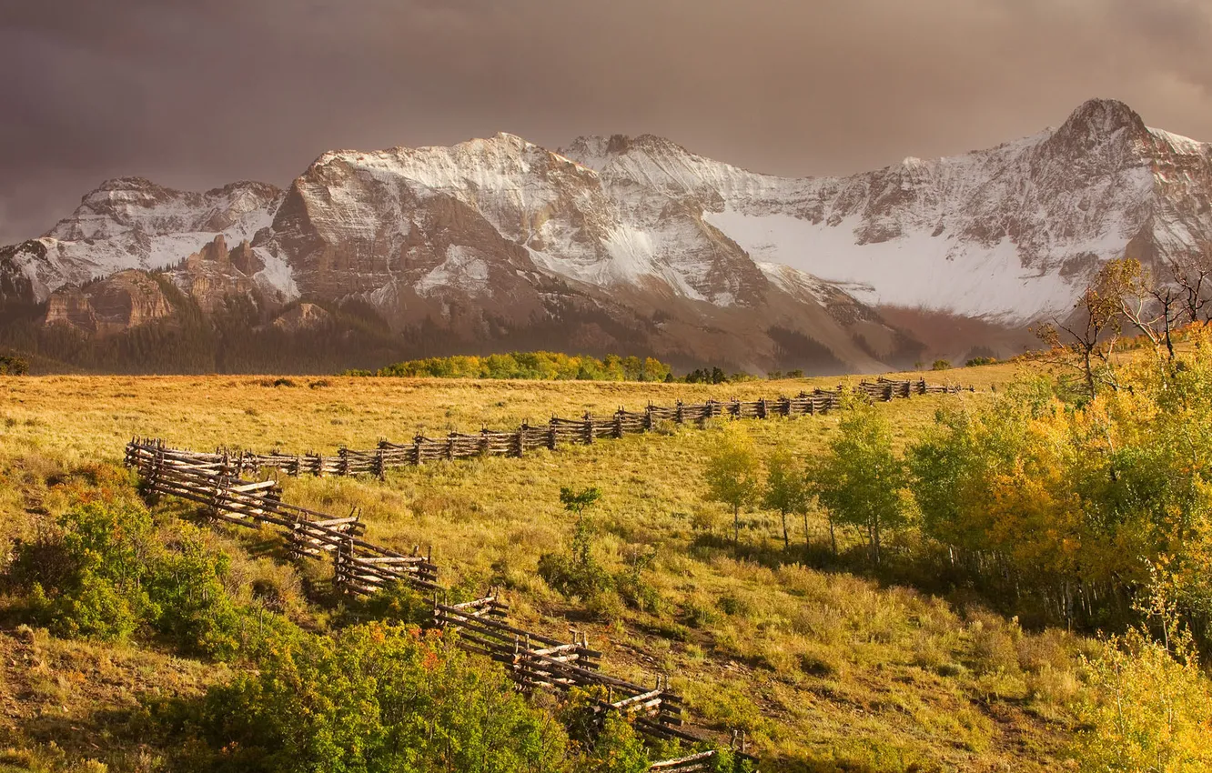 Фото обои поле, осень, горы, природа, ограда