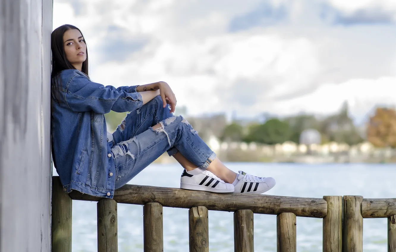 Фото обои взгляд, волосы, джинсы, брюнетка, джинсовка, Judith Ugrai