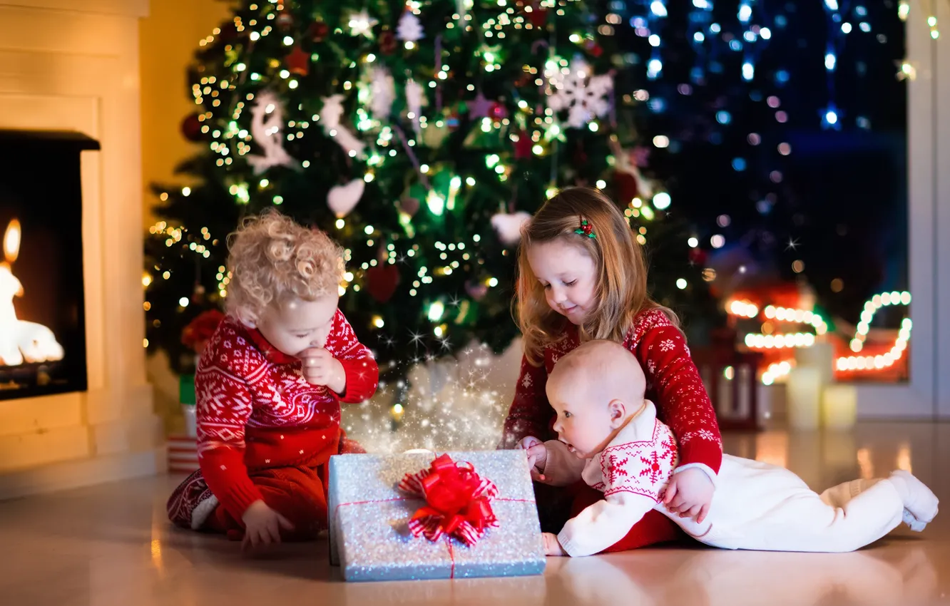 Фото обои счастье, дети, подарок, елка, Новый год, гирлянда