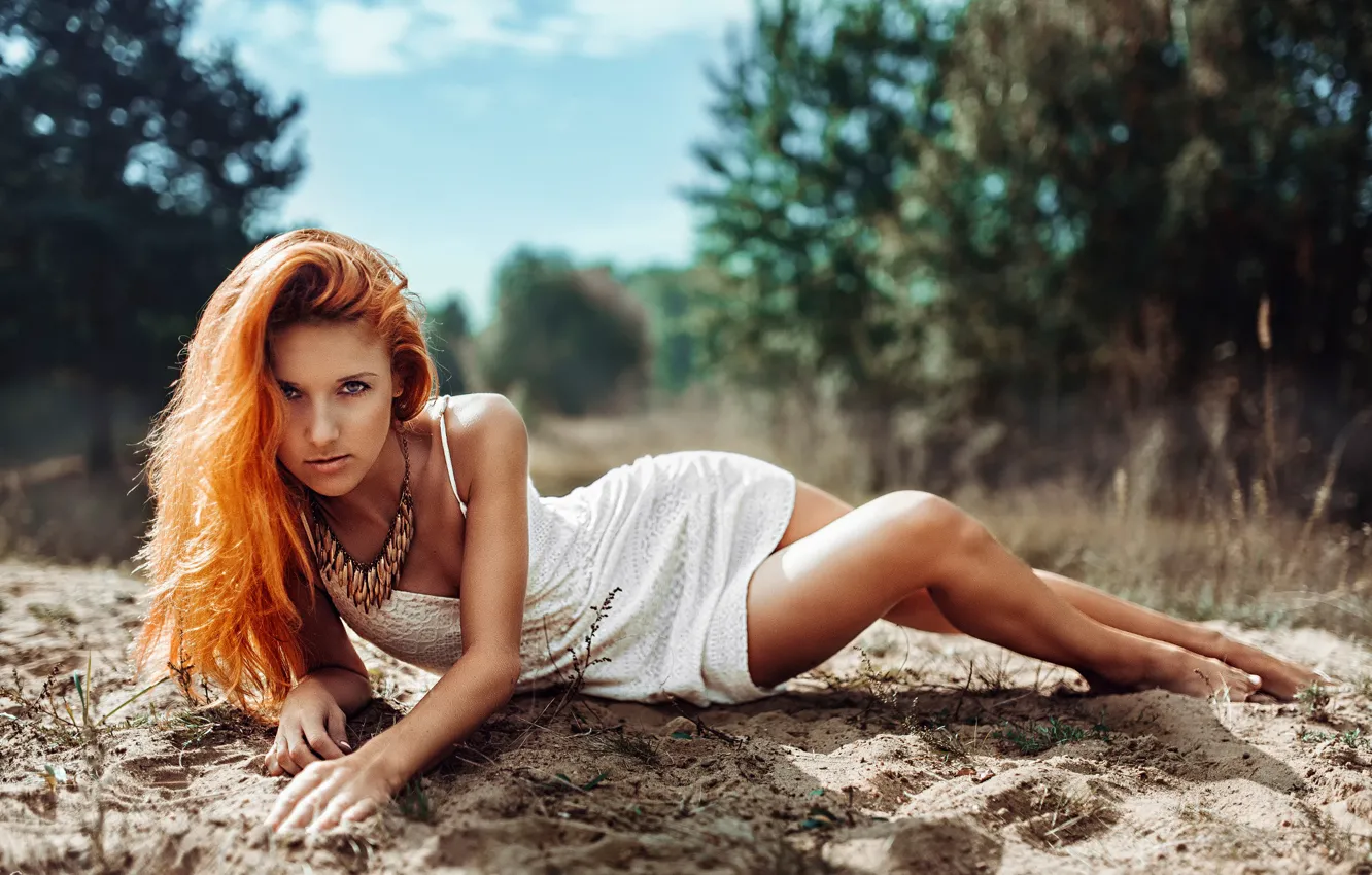 Фото обои песок, взгляд, природа, платье, лисичка, рыжеволосая девушка, red fox