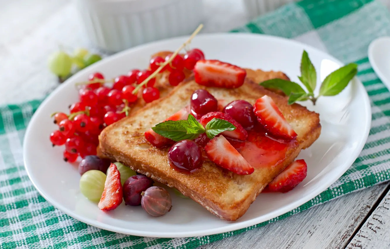 Фото обои вишня, ягоды, клубника, тарелка, крыжовник, тосты, красная смородина