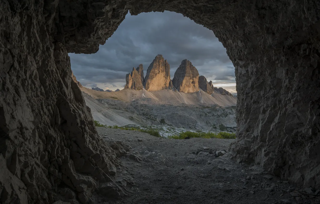 Фото обои небо, горы, тучи, природа, скалы, Италия, пещера, Tre Cime di Lavaredo