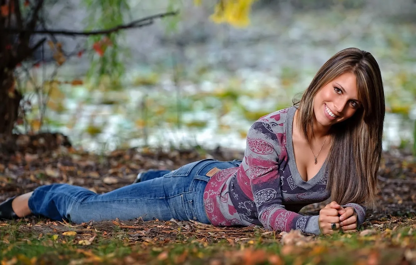 Фото обои осень, грудь, улыбка, Девушка, джинсы, лежит, свитер
