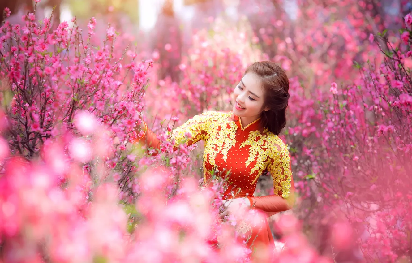Фото обои поле, девушка, цветы, улыбка, стебли, волосы, красное платье
