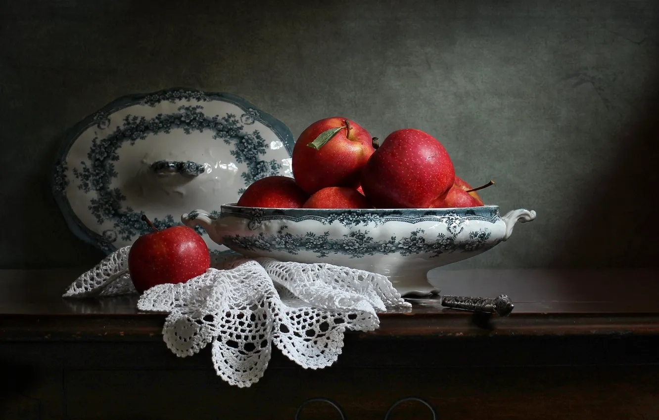 Фото обои стиль, ретро, темный фон, стол, яблоки, еда, нож, красные