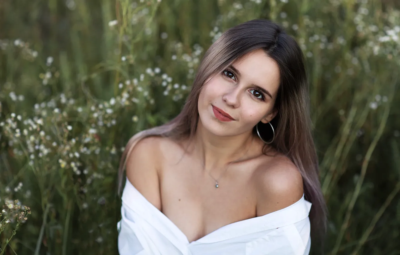 Фото обои взгляд, девушка, природа, брюнетка, травы, плечи, Евгения Брусенцова