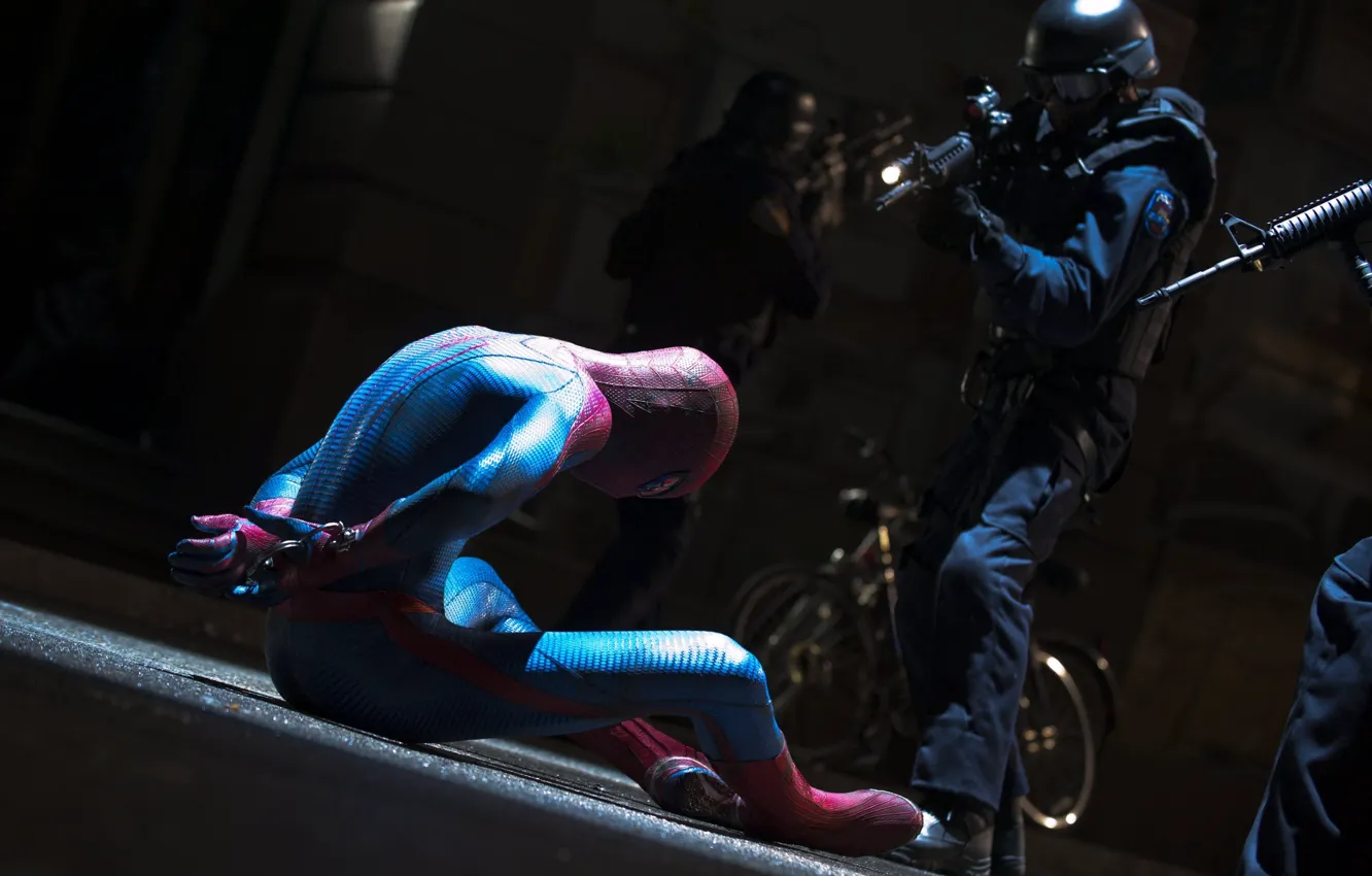 Фото обои night, spider man, cops, арест, the amazing spider man