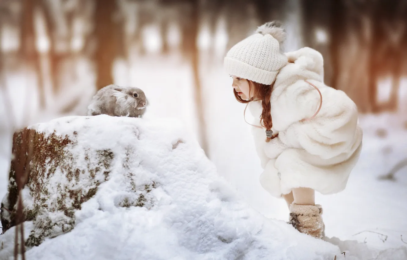Фото обои зима, снег, шапка, кролик, девочка, косичка, шубка