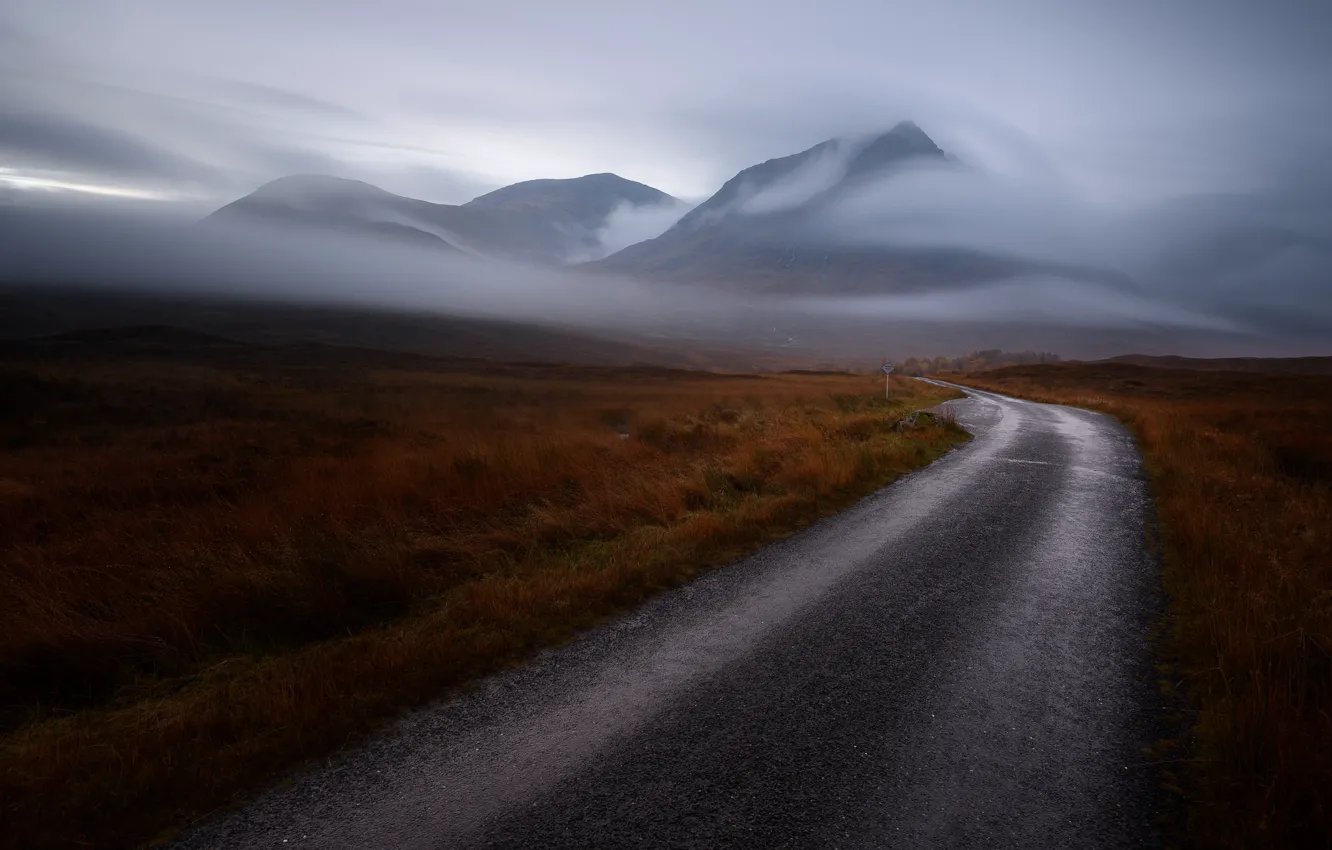 Фото обои road, field, sign, mountains, clouds, fog, mist, countryside scene