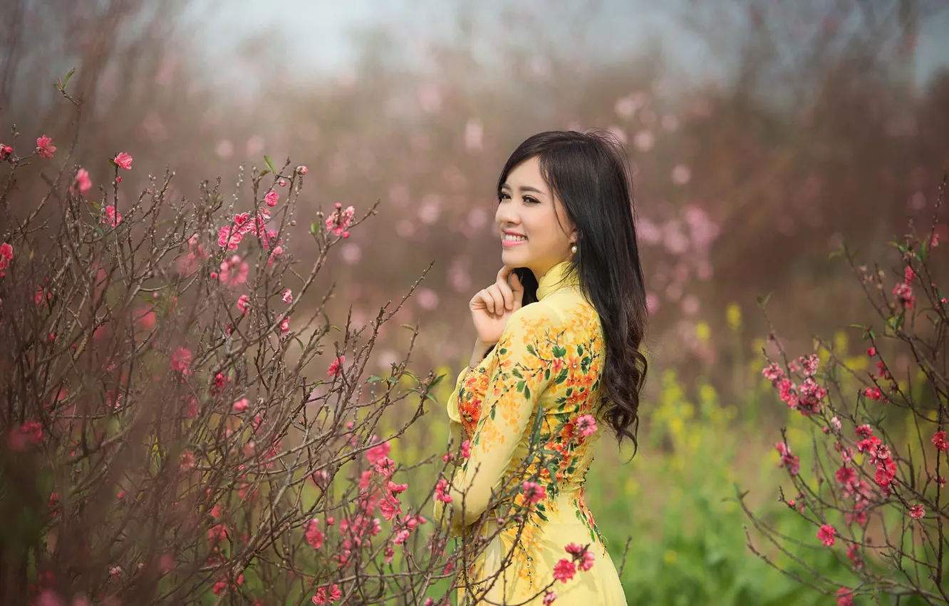 Фото обои поле, девушка, цветы, улыбка, стебли, волосы, желтое платье