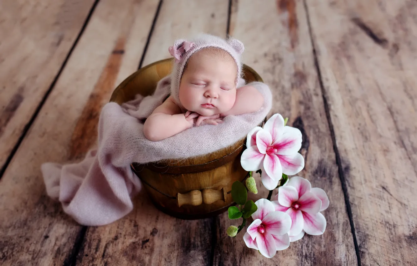 Фото обои цветы, доски, девочка, ведро, ребёнок, шапочка, младенец, Наталья Михайлова