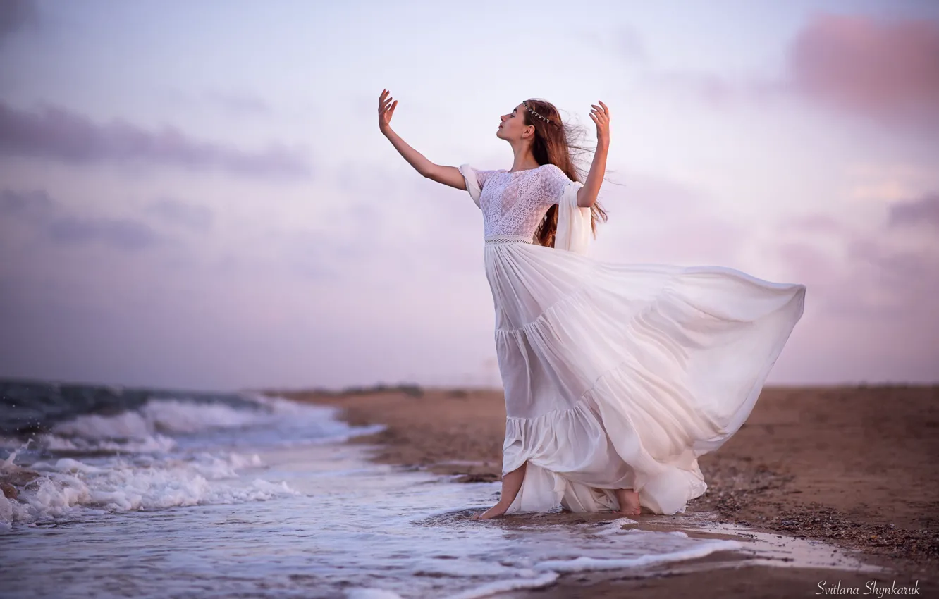 Фото обои песок, море, девушка, поза, настроение, руки, платье, Светлана Шинкарук