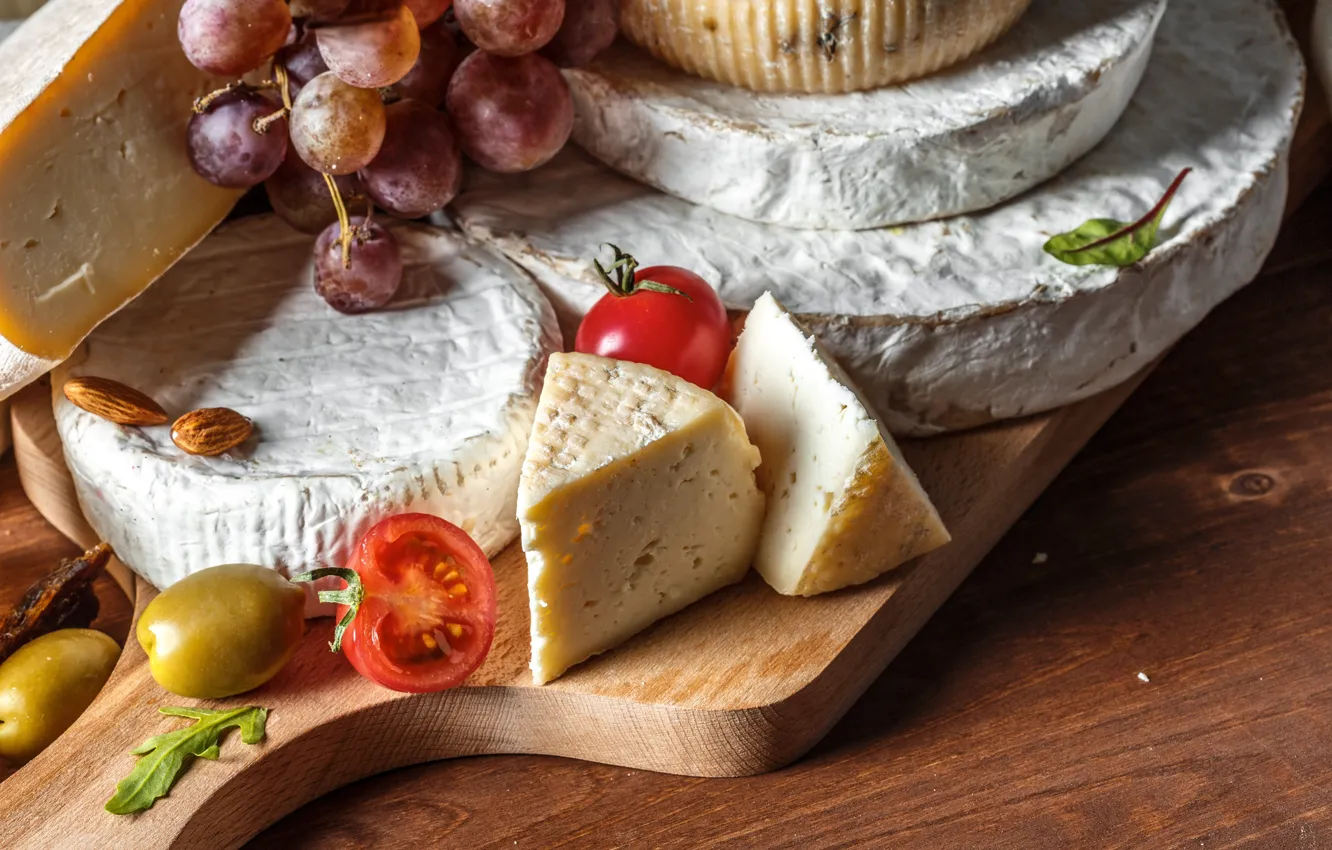 Фото обои сыр, виноград, оливки, чери, помидорки