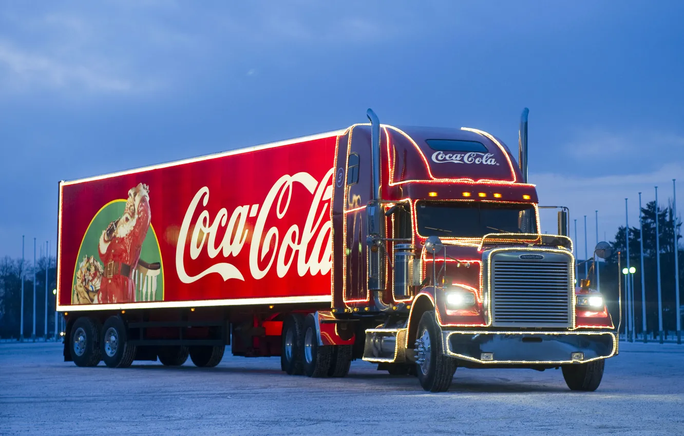 Фото обои зима, машины, фары, вечер, освещение, фонари, грузовик, Новый год, Christmas, Coca-Cola, кока-кола, truck, Freightliner, рождественский, …
