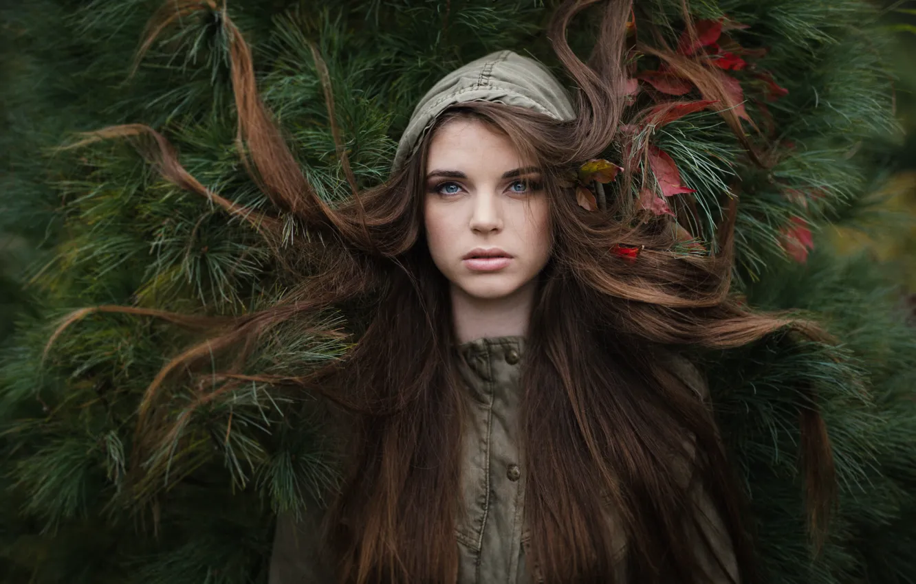 Фото обои листья, волосы, Emma, Jesse Herzog, ёлочки иголочки