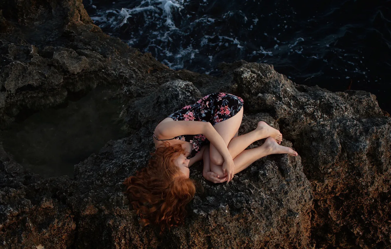 Фото обои девушка, лежит, рыжая, ножки, Сергей Папиженко, CryMeAn