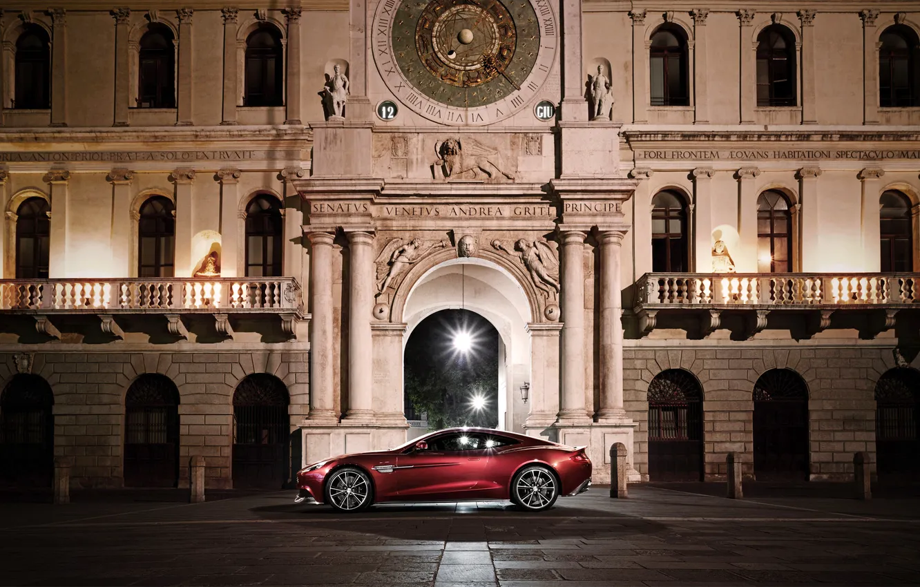 Фото обои Aston Martin, Красный, Ночь, Здание, Автомобиль, Vanquish, Вид с боку, AM310