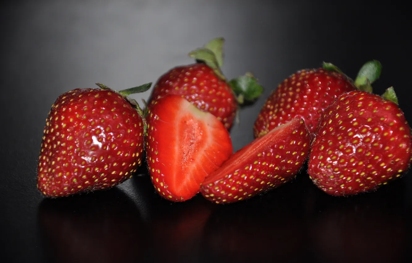 Фото обои ягоды, фон, клубника, красная, дольки, в разрезе