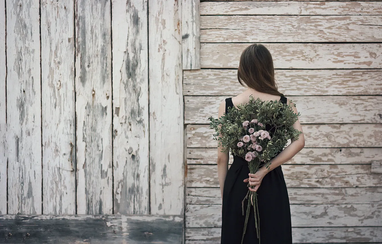 Фото обои девушка, цветы, стена