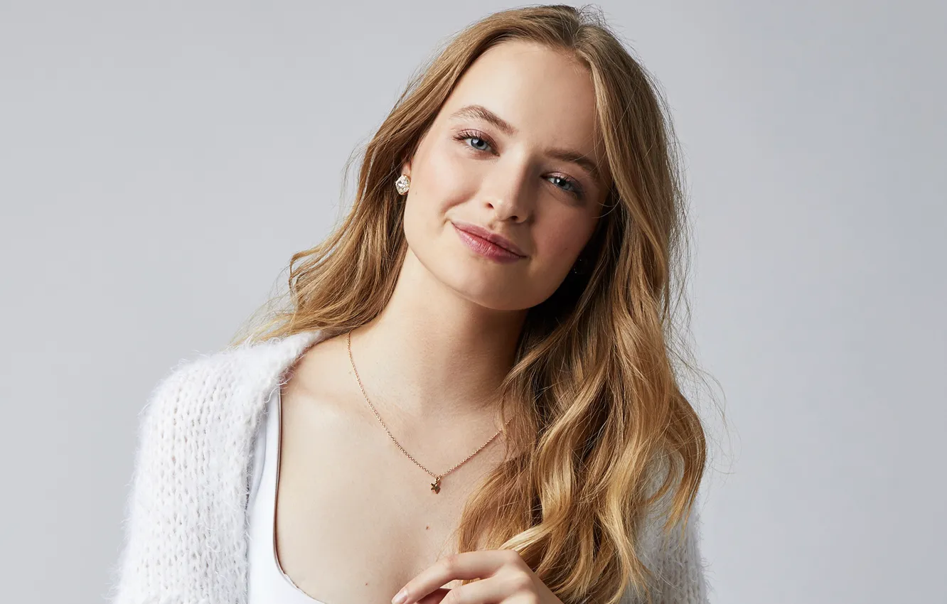 Фото обои взгляд, девушка, лицо, улыбка, волосы, портрет, цепочка
