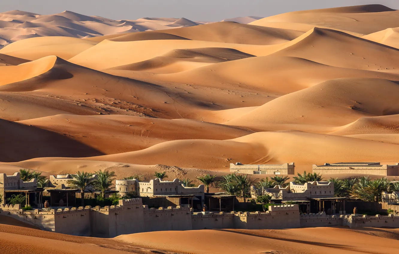 Фото обои песок, барханы, город, пустыня, дома, оазис