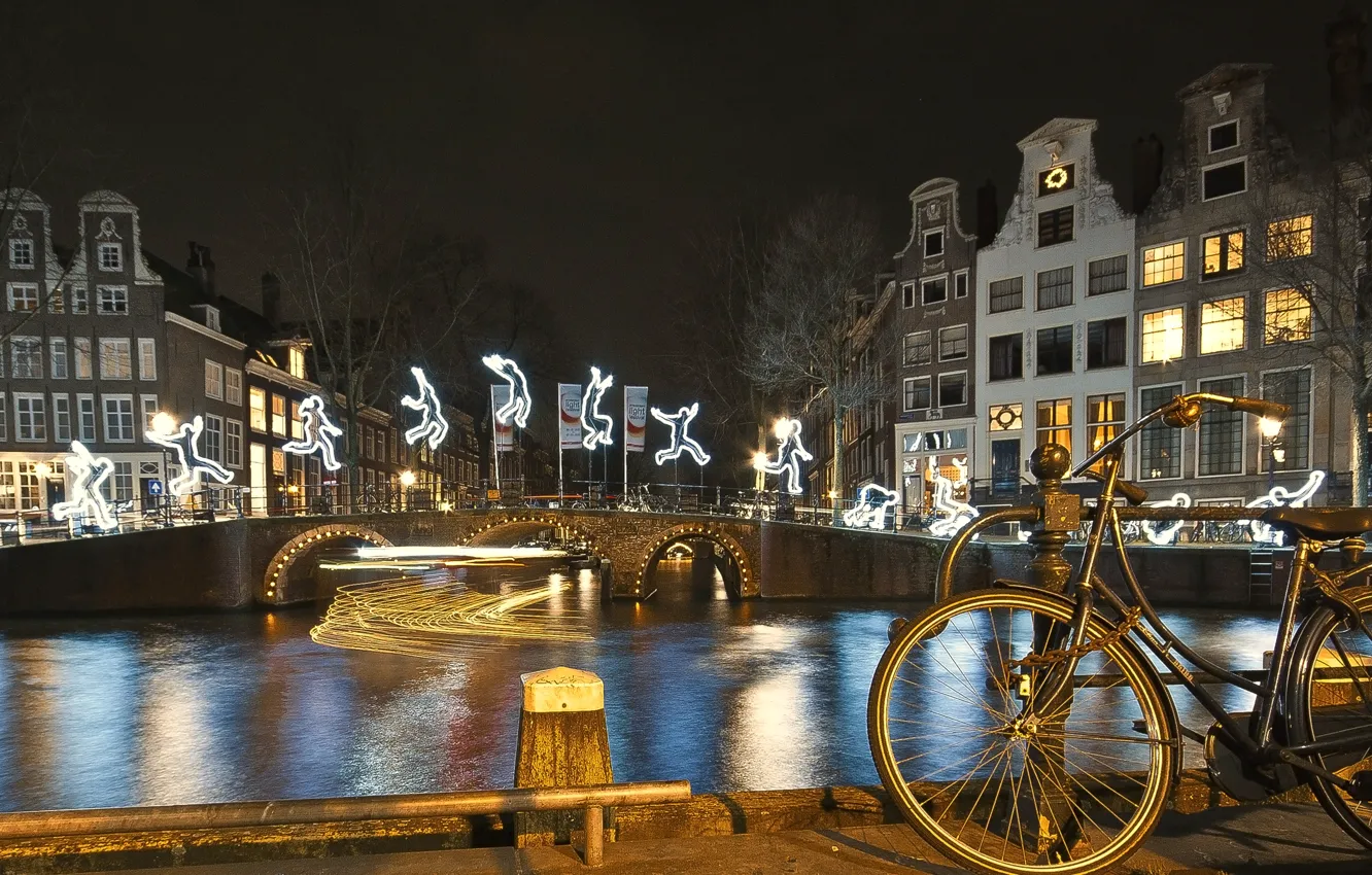 Фото обои ночь, мост, велосипед, огни, река, дома, Амстердам, Нидерланды