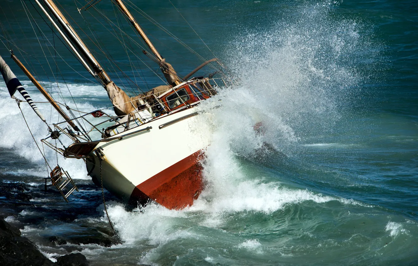 Фото обои волны, шторм, океан, берег, корабль, крушение, яхта, коллапс