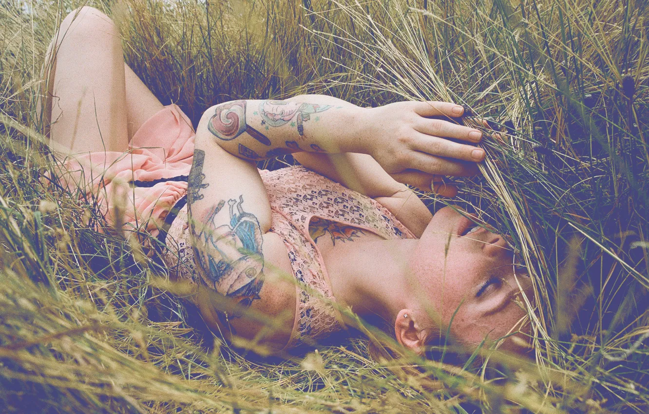 Фото обои girl, grass, blouse, field, woman, model, tattoo, tattoos