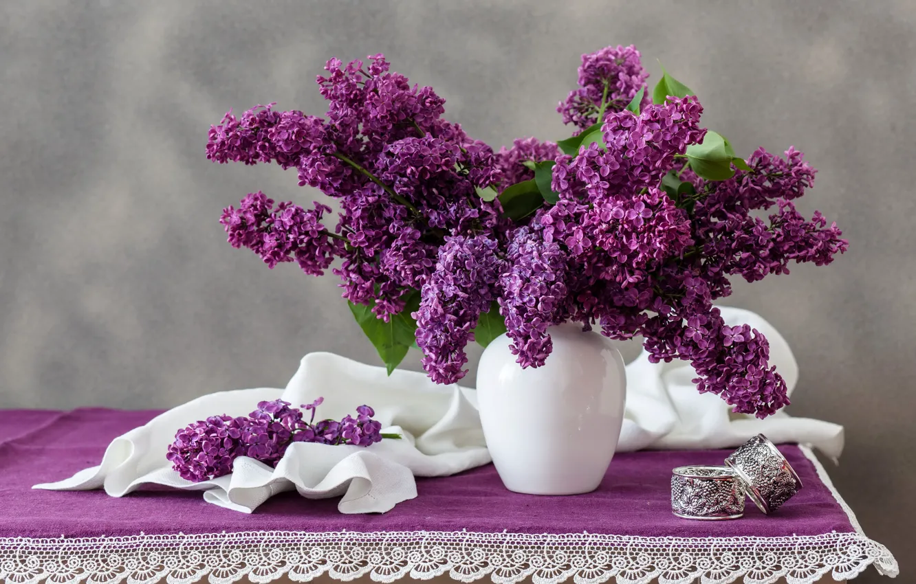 Фото обои цветы, стол, букет, ткань, белая, ваза, сирень, скатерть