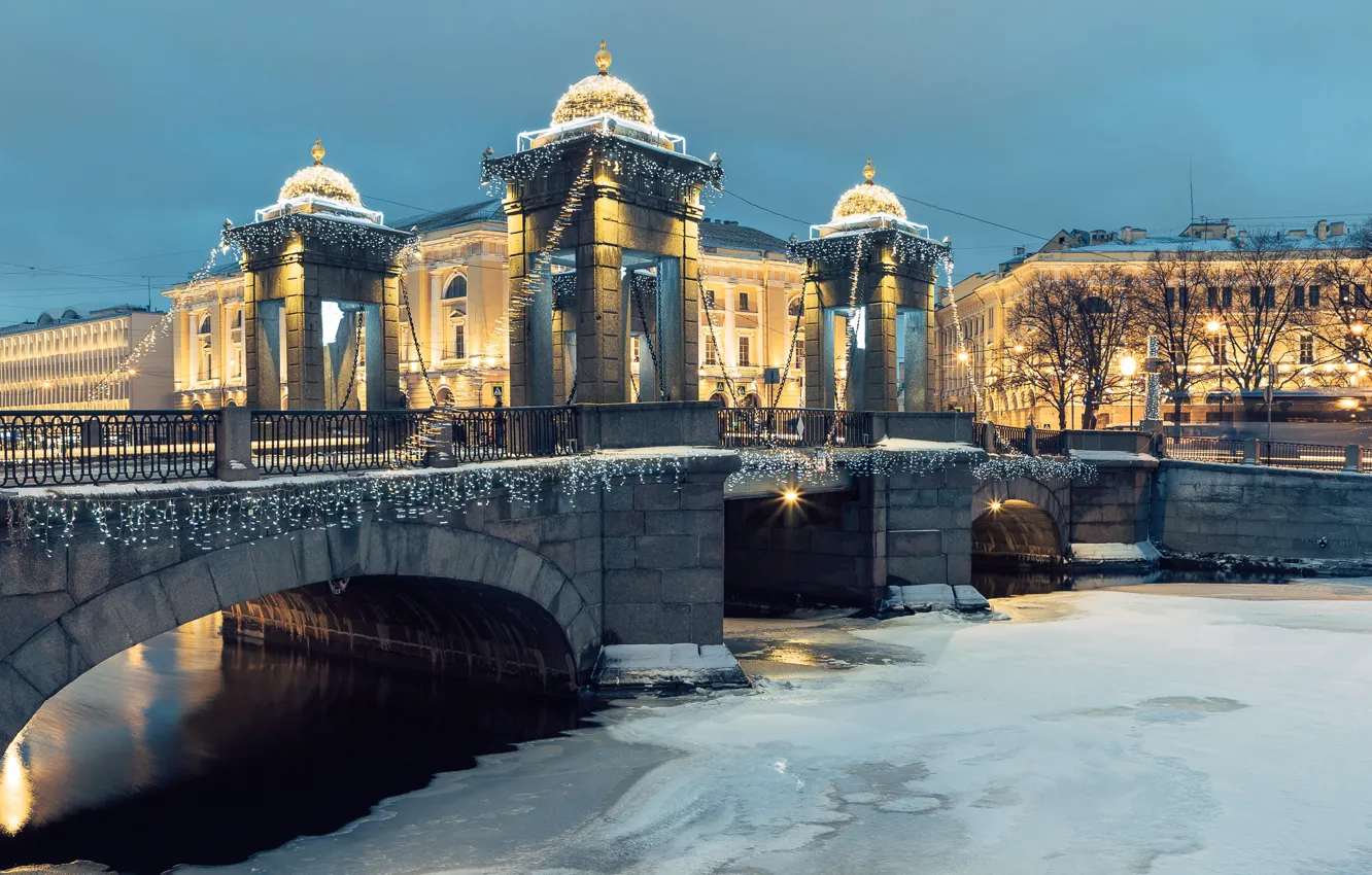 Фото обои зима, снег, деревья, мост, город, огни, река, здания