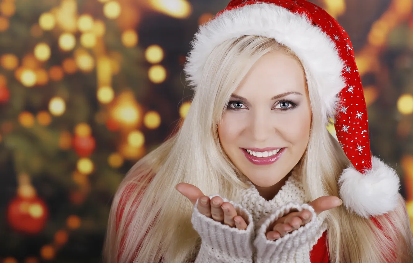 Фото обои белый, девушка, улыбка, Новый Год, Рождество, блондинка, красная, шапочка
