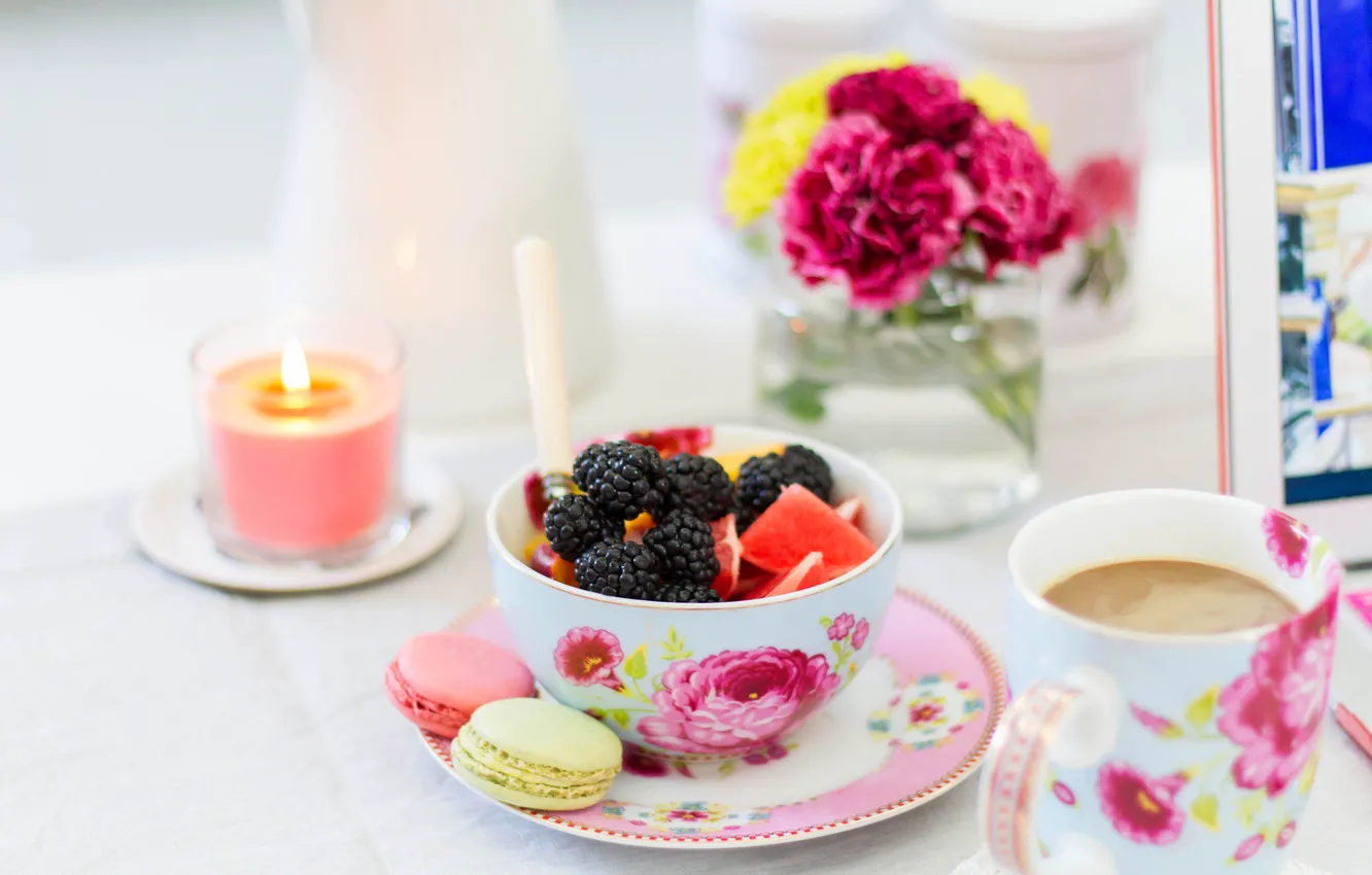 Фото обои цветы, ягоды, кофе, свеча, печенье, ваза, фрукты, грейпфрут