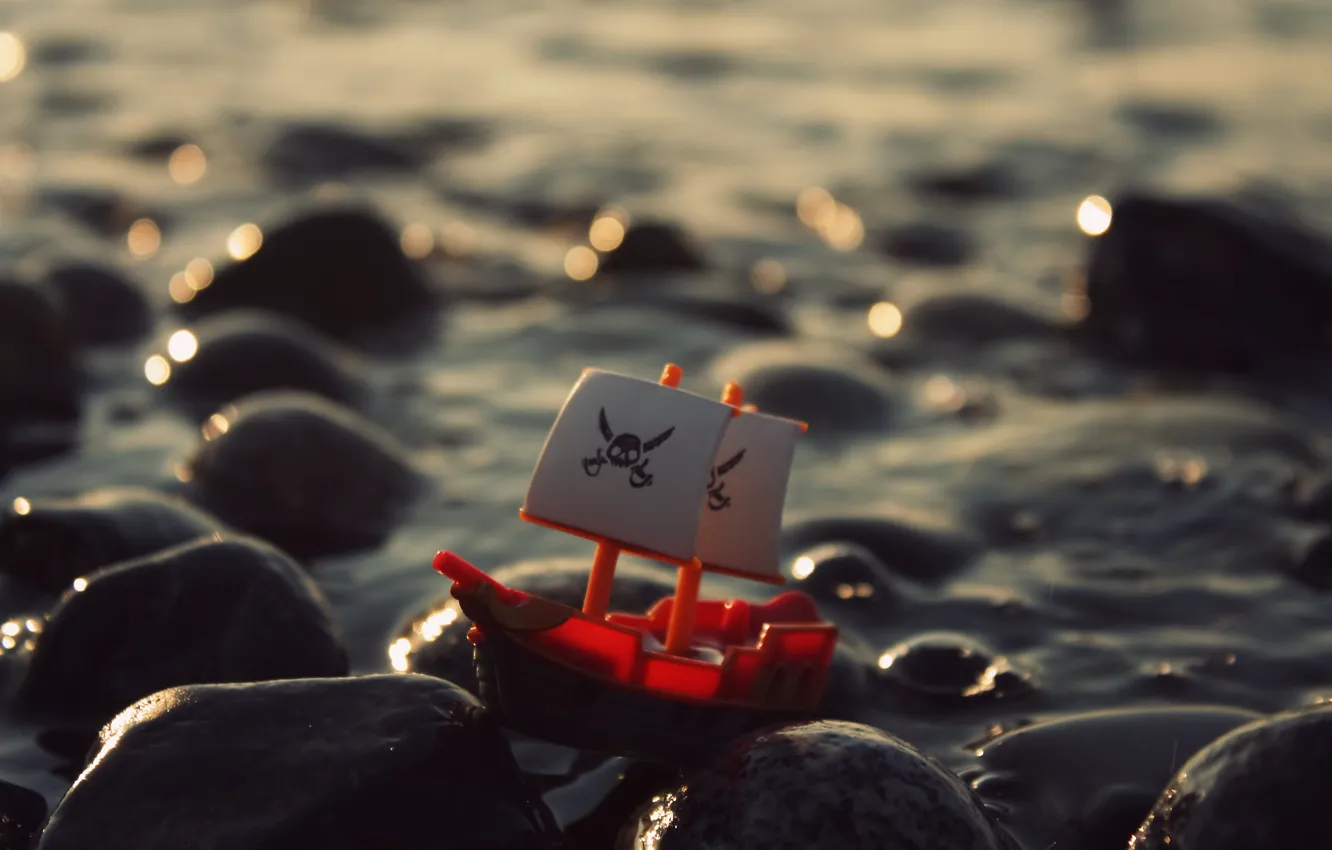 Фото обои море, волны, вода, камни, игрушка, корабль, Роджер, пиратский