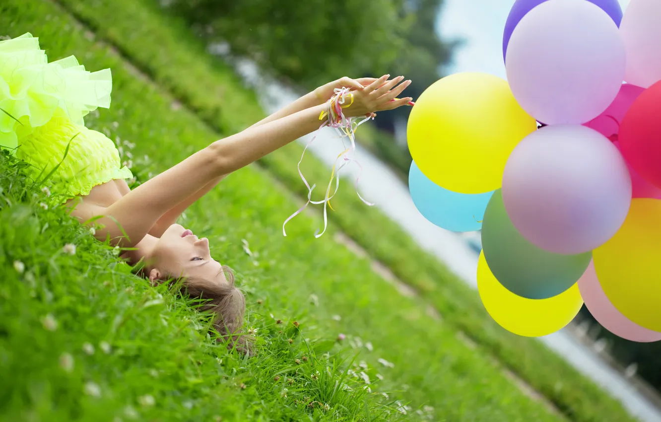 Фото обои трава, девушка, ленты, река, воздушные шары, клевер, профиль, шатенка