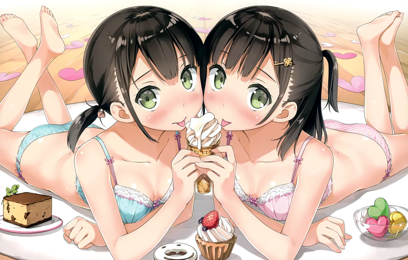 Фото обои мороженое, сладости, на кровати, нижнее бельё, зеленые глаза, сёстры, две девочки, пироженки
